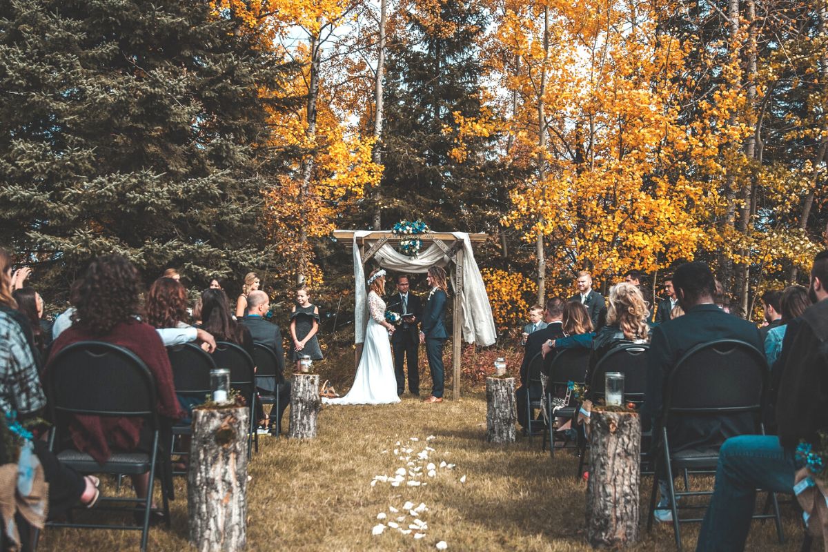 Outdoor wedding ceremony in the autumn: wedding album ideas