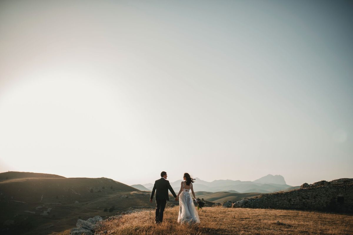 Wedding album cover ideas: newly married couple in the countryside